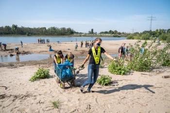 Ineos: Azubis säubern das Rheinufer an km 724